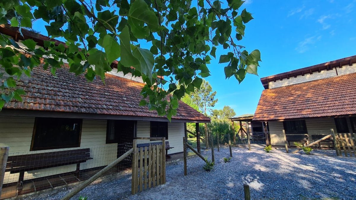 Exterior de una cabaña de dos dormitorios con planta alta